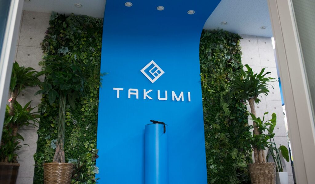 TiTraとは？高精度自律走行で「歩かないピッキング」を実現する国産AGV/AMRの機能と導入効果 ロゴ・サービス画像