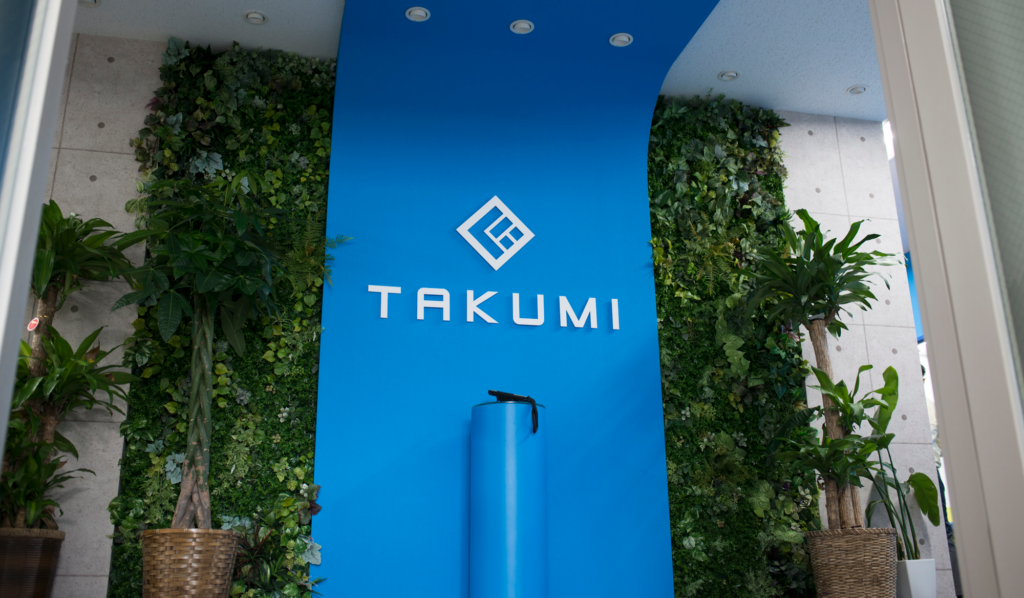 TiTraとは？高精度な自律走行とリフト搬送で「歩かないピッキング」を実現する国産AGV/AMR ロゴ・サービス画像
